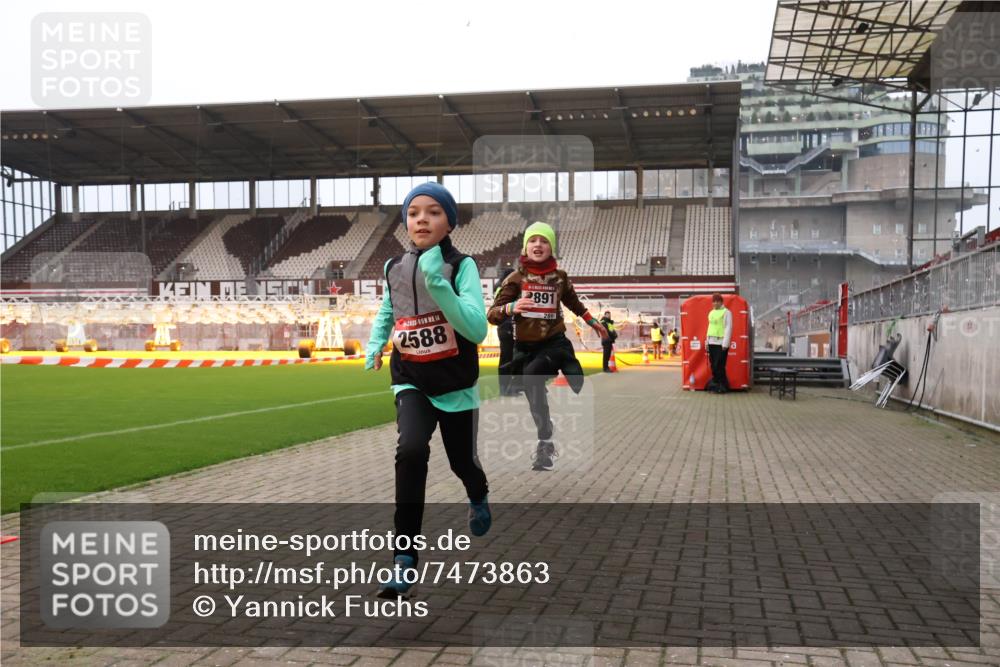 08.12.2024 - St. Pauli X-Mass-Run No. 14 Yannick Fuchs http://msf.ph/oto/7473863 08.12.2024 09:54:55 Ziel 341, 2588, 2891 meine-sportfotos.de