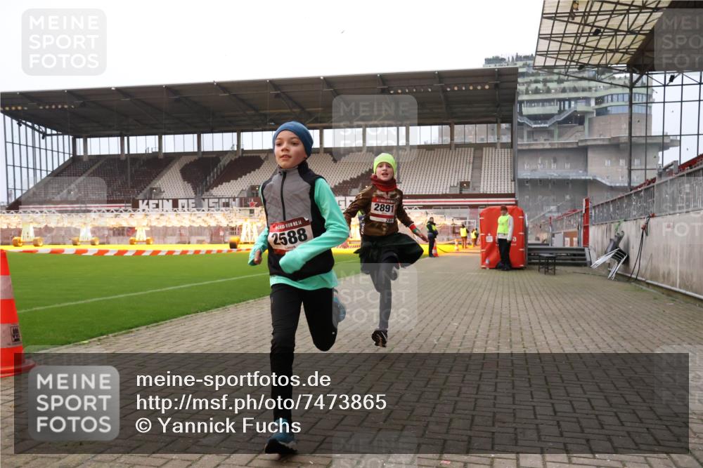 08.12.2024 - St. Pauli X-Mass-Run No. 14 Yannick Fuchs http://msf.ph/oto/7473865 08.12.2024 09:54:55 Ziel 341, 2588, 2891 meine-sportfotos.de