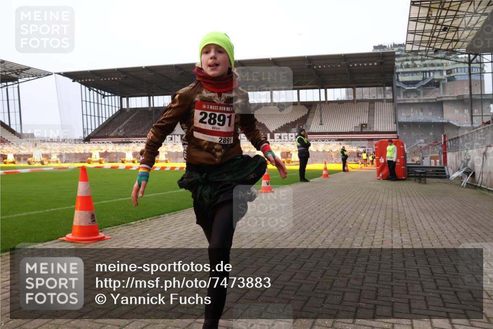 08.12.2024 - St. Pauli X-Mass-Run No. 14 Yannick Fuchs http://msf.ph/oto/7473883 08.12.2024 09:54:56 Ziel 341, 2588, 2891 meine-sportfotos.de