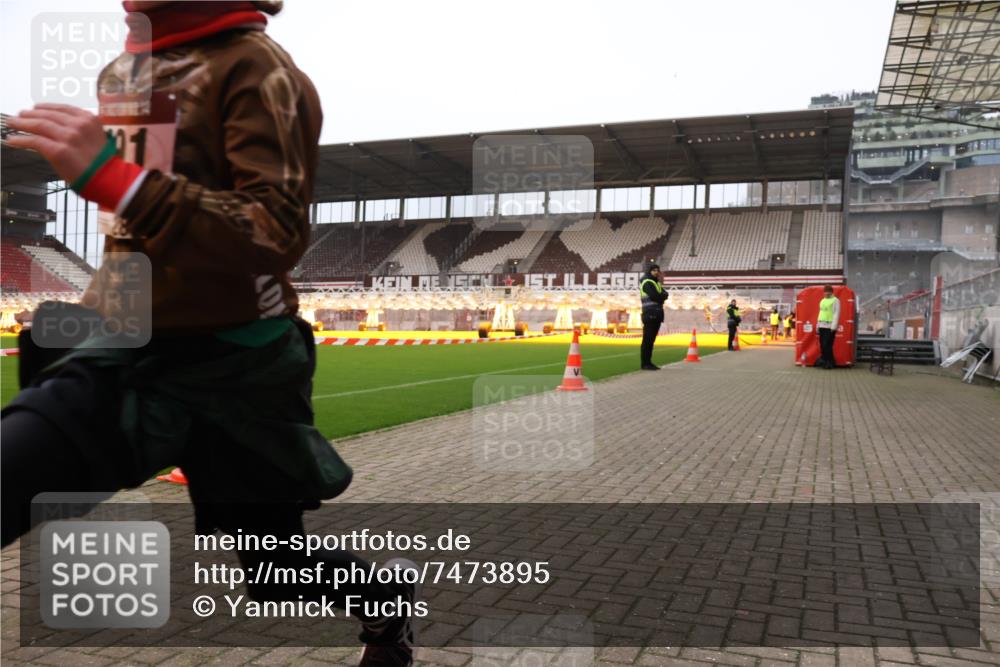 08.12.2024 - St. Pauli X-Mass-Run No. 14 Yannick Fuchs http://msf.ph/oto/7473895 08.12.2024 09:54:56 Ziel 341, 2588, 2891 meine-sportfotos.de