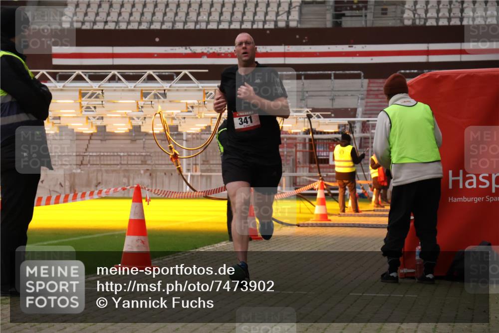 08.12.2024 - St. Pauli X-Mass-Run No. 14 Yannick Fuchs http://msf.ph/oto/7473902 08.12.2024 09:55:03 Ziel 341, 881, 907 meine-sportfotos.de