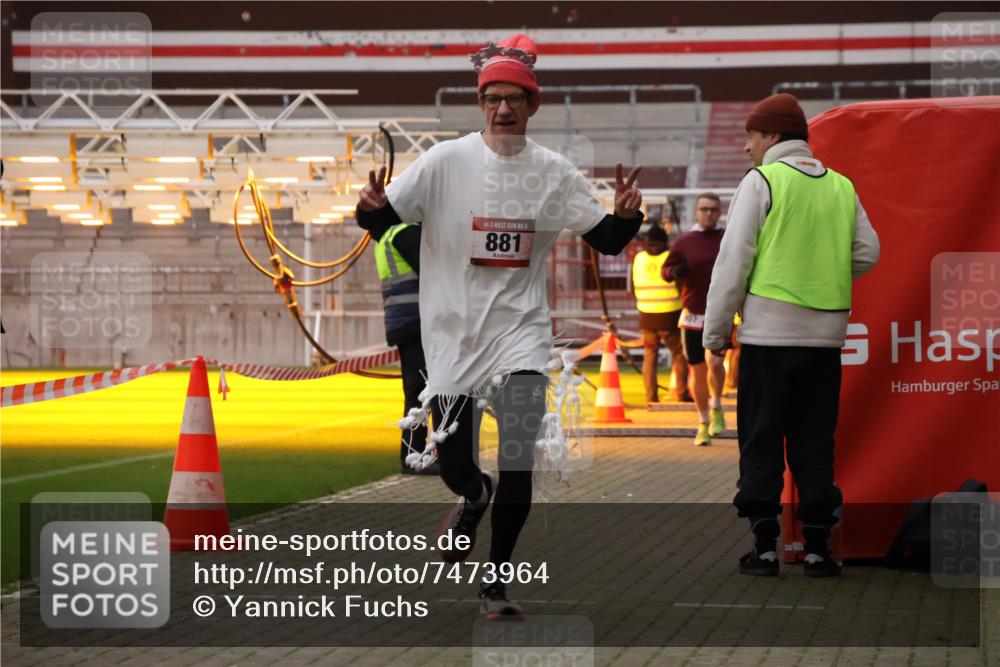 08.12.2024 - St. Pauli X-Mass-Run No. 14 Yannick Fuchs http://msf.ph/oto/7473964 08.12.2024 09:55:14 Ziel 691, 881, 907 meine-sportfotos.de