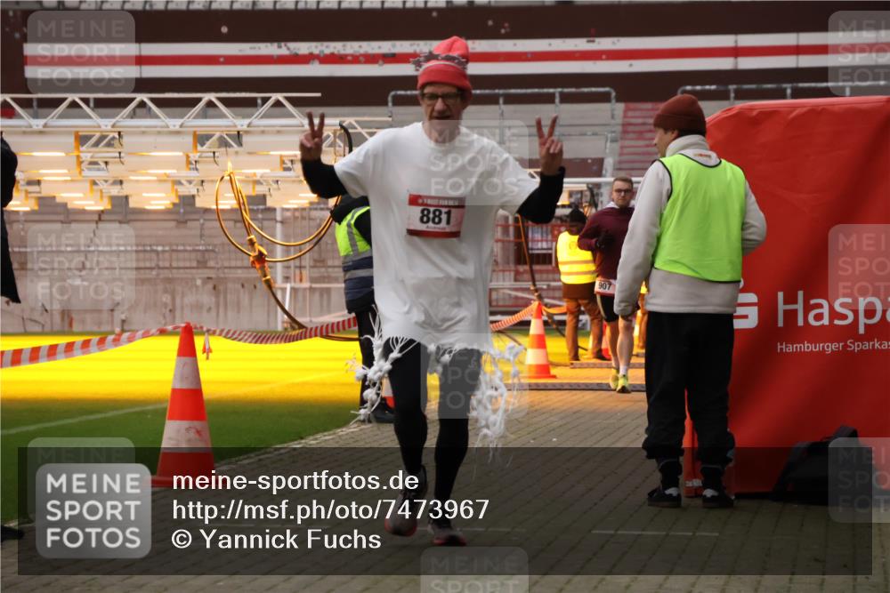 08.12.2024 - St. Pauli X-Mass-Run No. 14 Yannick Fuchs http://msf.ph/oto/7473967 08.12.2024 09:55:14 Ziel 691, 881, 907 meine-sportfotos.de