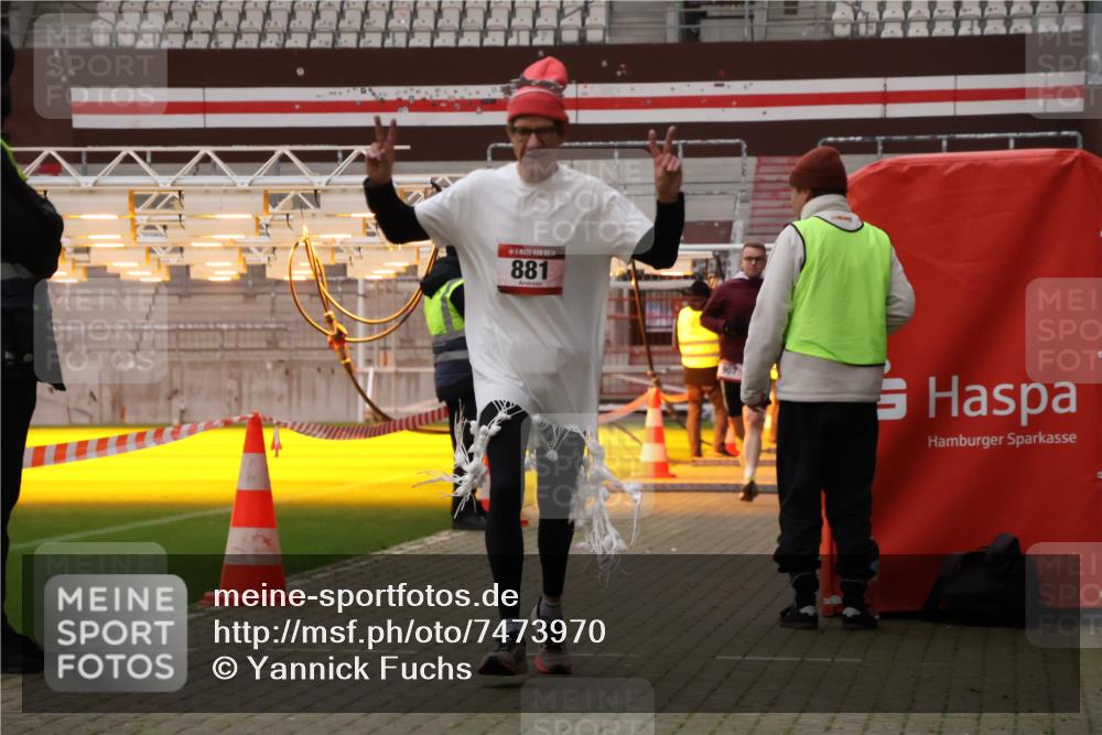 08.12.2024 - St. Pauli X-Mass-Run No. 14 Yannick Fuchs http://msf.ph/oto/7473970 08.12.2024 09:55:14 Ziel 691, 881, 907 meine-sportfotos.de