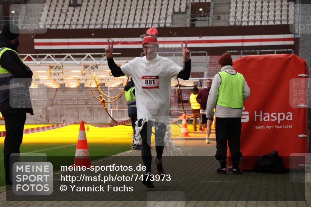 08.12.2024 - St. Pauli X-Mass-Run No. 14 Yannick Fuchs http://msf.ph/oto/7473973 08.12.2024 09:55:14 Ziel 691, 881, 907 meine-sportfotos.de