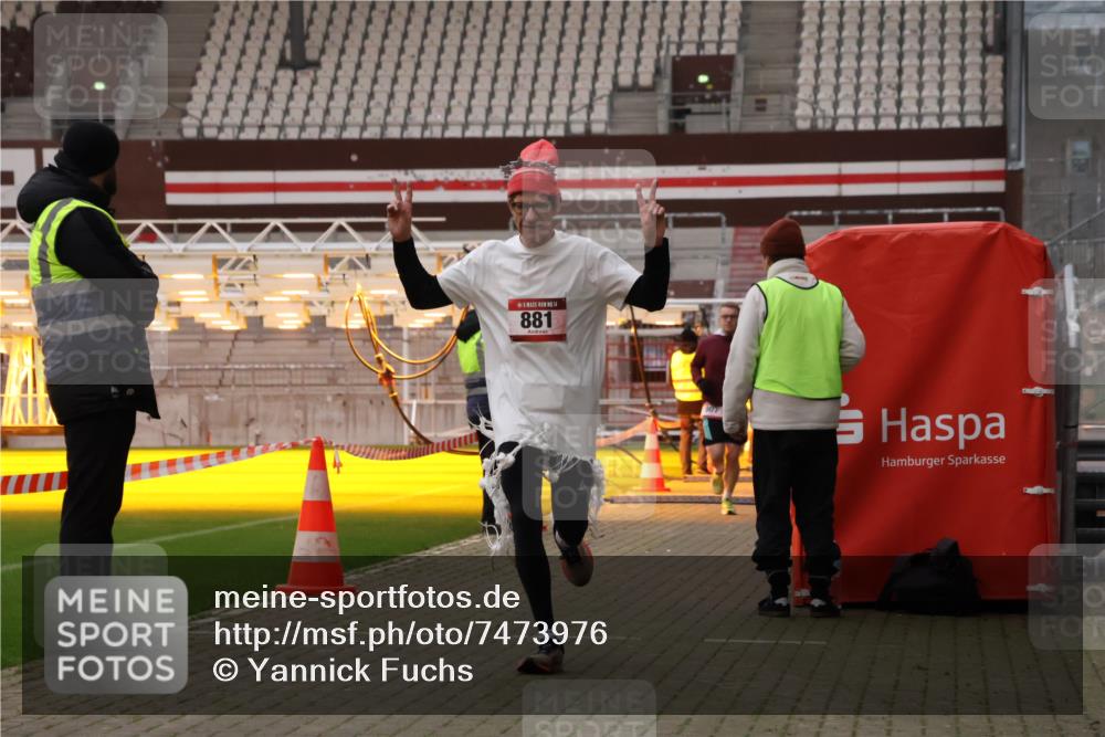 08.12.2024 - St. Pauli X-Mass-Run No. 14 Yannick Fuchs http://msf.ph/oto/7473976 08.12.2024 09:55:14 Ziel 691, 881, 907 meine-sportfotos.de