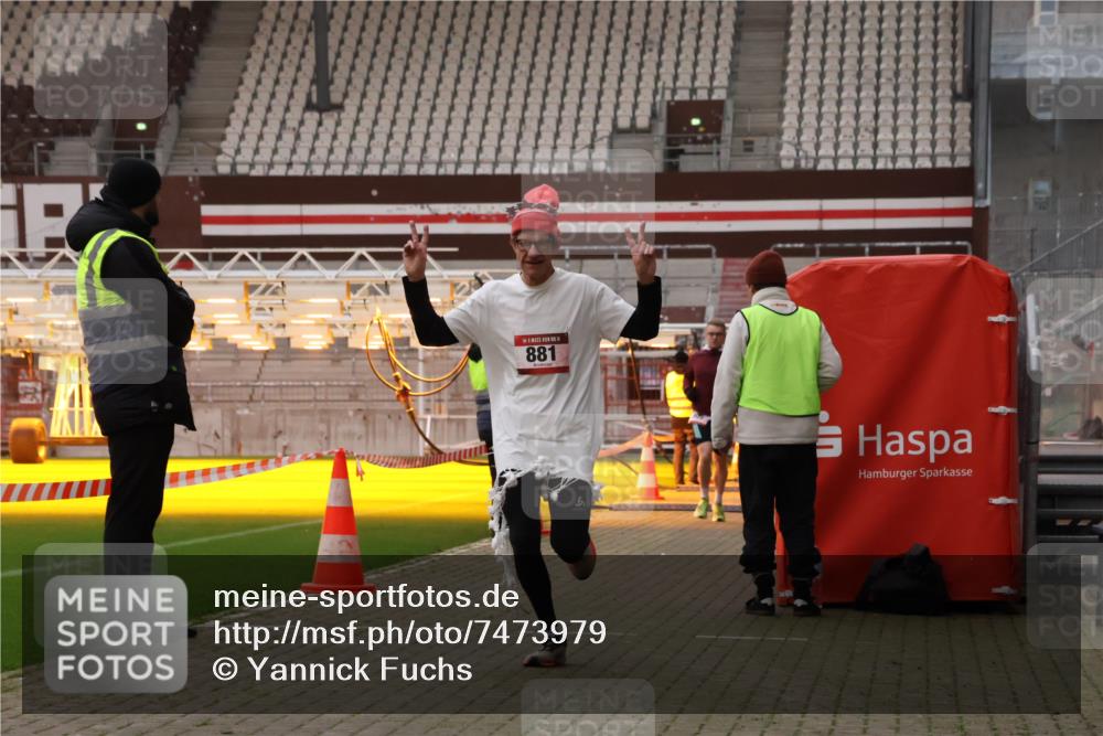 08.12.2024 - St. Pauli X-Mass-Run No. 14 Yannick Fuchs http://msf.ph/oto/7473979 08.12.2024 09:55:15 Ziel 691, 881, 907 meine-sportfotos.de