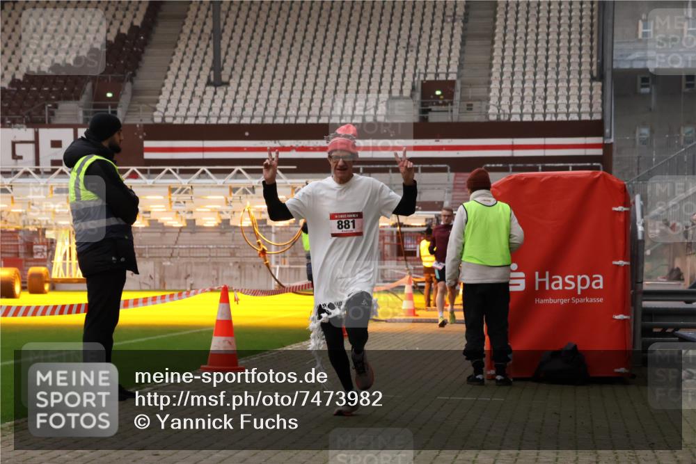 08.12.2024 - St. Pauli X-Mass-Run No. 14 Yannick Fuchs http://msf.ph/oto/7473982 08.12.2024 09:55:15 Ziel 691, 881, 907 meine-sportfotos.de