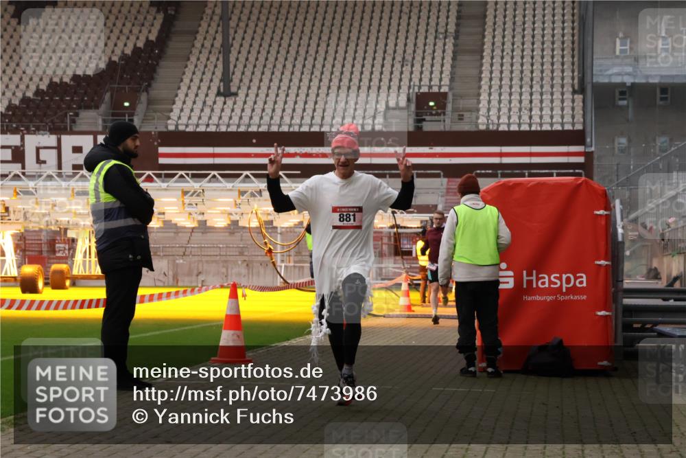 08.12.2024 - St. Pauli X-Mass-Run No. 14 Yannick Fuchs http://msf.ph/oto/7473986 08.12.2024 09:55:15 Ziel 691, 881, 907 meine-sportfotos.de