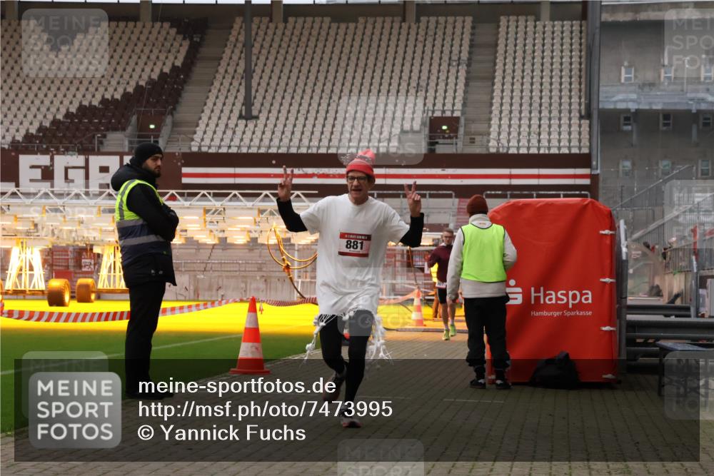 08.12.2024 - St. Pauli X-Mass-Run No. 14 Yannick Fuchs http://msf.ph/oto/7473995 08.12.2024 09:55:15 Ziel 691, 881, 907 meine-sportfotos.de