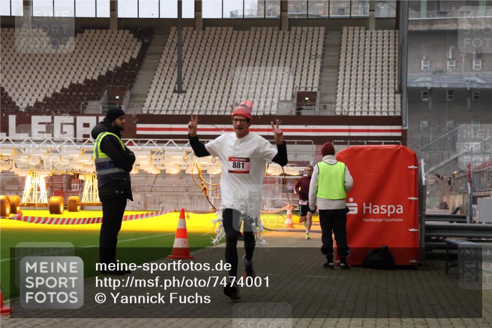 08.12.2024 - St. Pauli X-Mass-Run No. 14 Yannick Fuchs http://msf.ph/oto/7474001 08.12.2024 09:55:15 Ziel 691, 881, 907 meine-sportfotos.de
