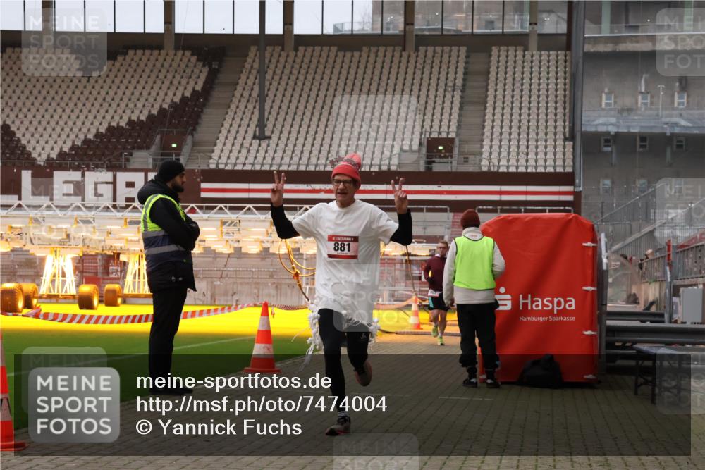 08.12.2024 - St. Pauli X-Mass-Run No. 14 Yannick Fuchs http://msf.ph/oto/7474004 08.12.2024 09:55:15 Ziel 691, 881, 907 meine-sportfotos.de