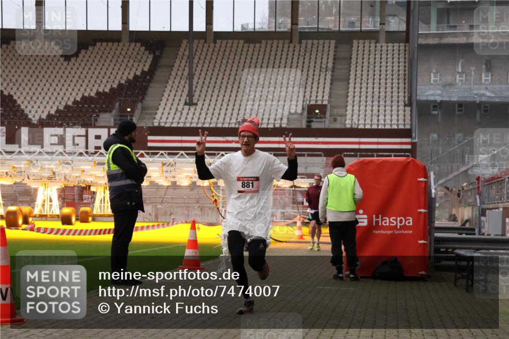 08.12.2024 - St. Pauli X-Mass-Run No. 14 Yannick Fuchs http://msf.ph/oto/7474007 08.12.2024 09:55:15 Ziel 691, 881, 907 meine-sportfotos.de