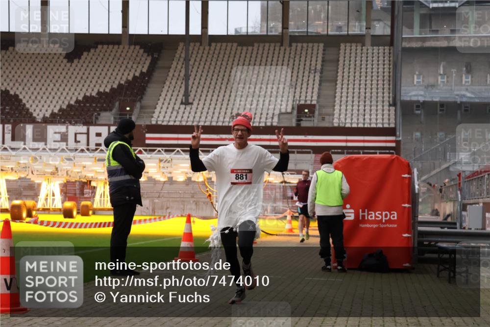 08.12.2024 - St. Pauli X-Mass-Run No. 14 Yannick Fuchs http://msf.ph/oto/7474010 08.12.2024 09:55:15 Ziel 691, 881, 907 meine-sportfotos.de