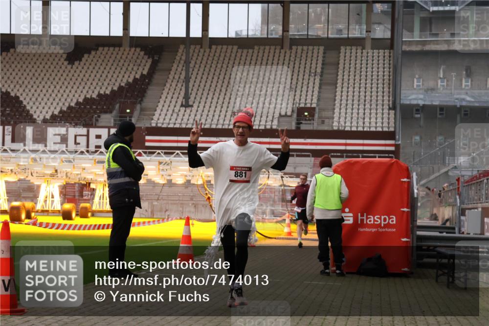 08.12.2024 - St. Pauli X-Mass-Run No. 14 Yannick Fuchs http://msf.ph/oto/7474013 08.12.2024 09:55:15 Ziel 691, 881, 907 meine-sportfotos.de