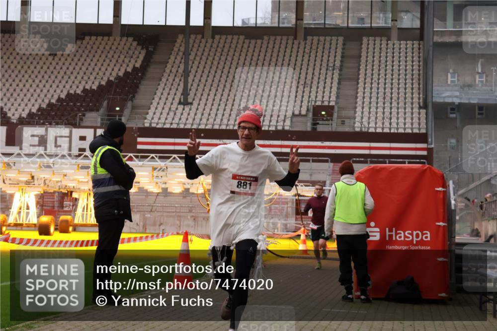 08.12.2024 - St. Pauli X-Mass-Run No. 14 Yannick Fuchs http://msf.ph/oto/7474020 08.12.2024 09:55:16 Ziel 691, 881, 907 meine-sportfotos.de