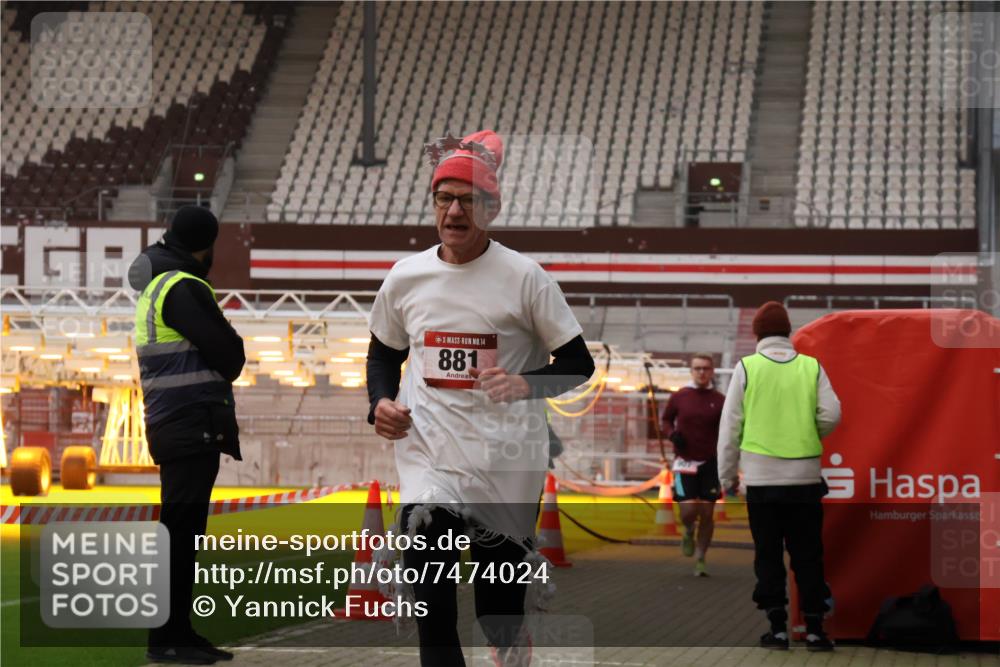 08.12.2024 - St. Pauli X-Mass-Run No. 14 Yannick Fuchs http://msf.ph/oto/7474024 08.12.2024 09:55:16 Ziel 691, 881, 907 meine-sportfotos.de