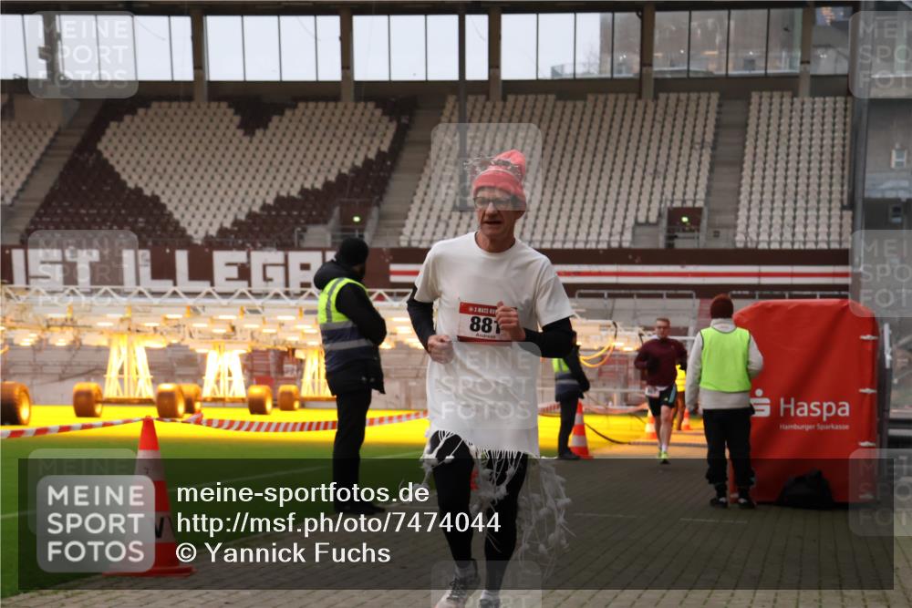 08.12.2024 - St. Pauli X-Mass-Run No. 14 Yannick Fuchs http://msf.ph/oto/7474044 08.12.2024 09:55:16 Ziel 691, 881, 907 meine-sportfotos.de