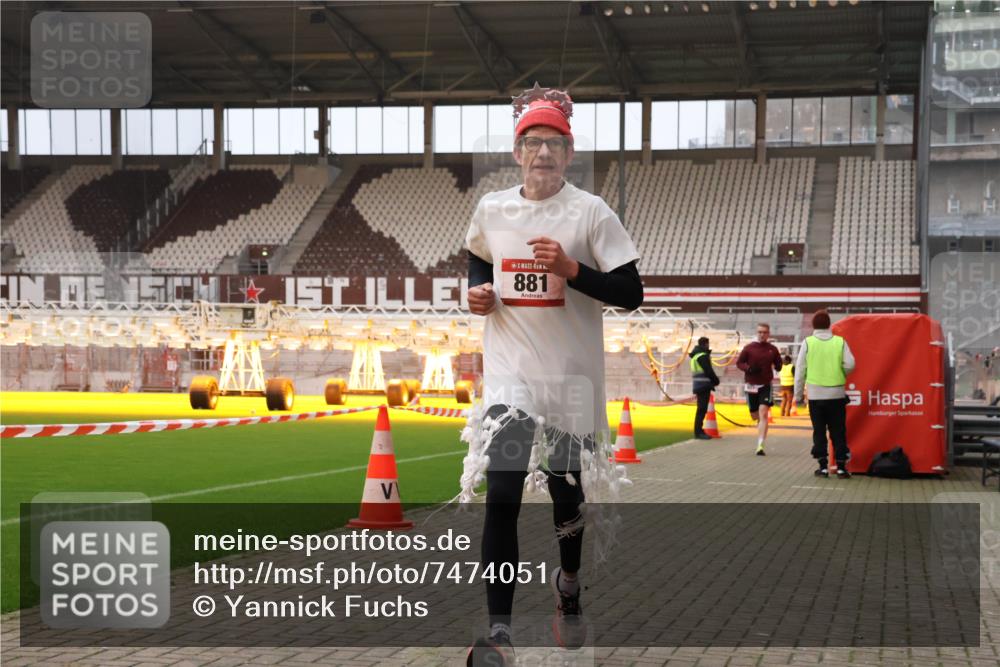 08.12.2024 - St. Pauli X-Mass-Run No. 14 Yannick Fuchs http://msf.ph/oto/7474051 08.12.2024 09:55:17 Ziel 691, 881, 907 meine-sportfotos.de