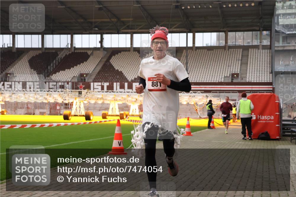 08.12.2024 - St. Pauli X-Mass-Run No. 14 Yannick Fuchs http://msf.ph/oto/7474054 08.12.2024 09:55:17 Ziel 691, 881, 907 meine-sportfotos.de