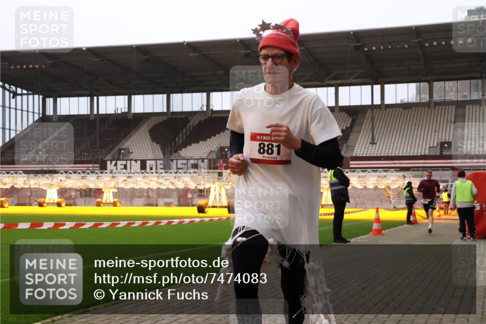 08.12.2024 - St. Pauli X-Mass-Run No. 14 Yannick Fuchs http://msf.ph/oto/7474083 08.12.2024 09:55:18 Ziel 691, 881, 907 meine-sportfotos.de