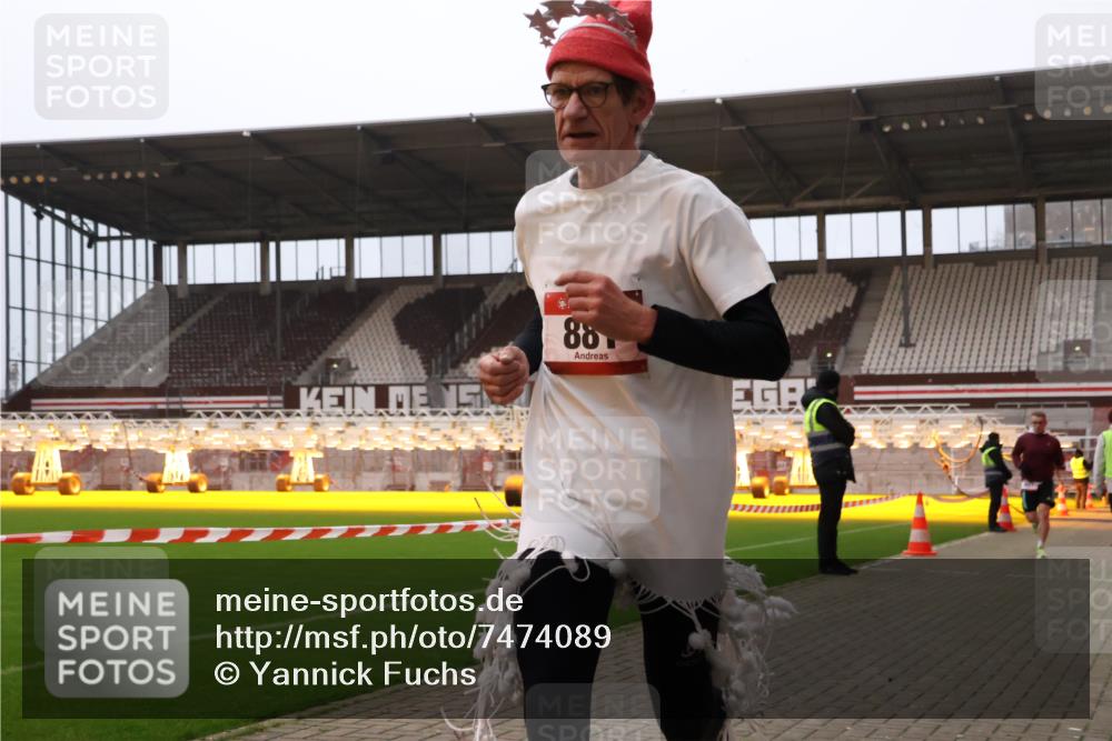 08.12.2024 - St. Pauli X-Mass-Run No. 14 Yannick Fuchs http://msf.ph/oto/7474089 08.12.2024 09:55:18 Ziel 691, 881, 907 meine-sportfotos.de