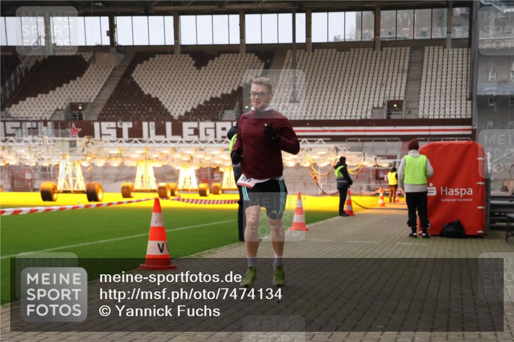 08.12.2024 - St. Pauli X-Mass-Run No. 14 Yannick Fuchs http://msf.ph/oto/7474134 08.12.2024 09:55:21 Ziel 691, 881, 907, 3300 meine-sportfotos.de