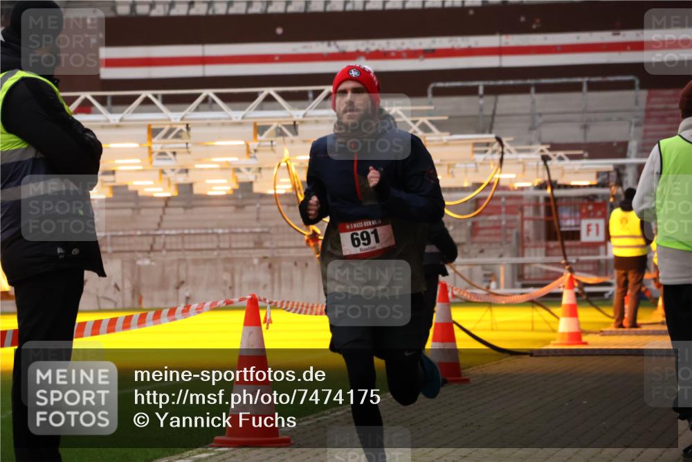 08.12.2024 - St. Pauli X-Mass-Run No. 14 Yannick Fuchs http://msf.ph/oto/7474175 08.12.2024 09:55:27 Ziel 691, 907, 3300 meine-sportfotos.de
