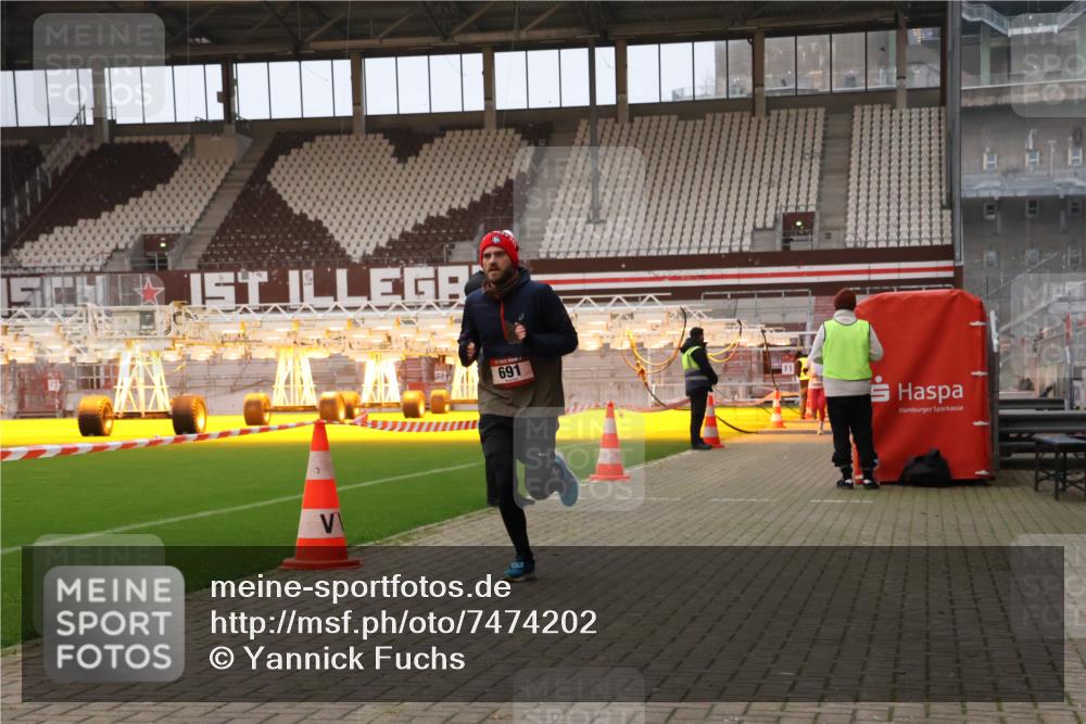 08.12.2024 - St. Pauli X-Mass-Run No. 14 Yannick Fuchs http://msf.ph/oto/7474202 08.12.2024 09:55:29 Ziel 691, 3300 meine-sportfotos.de