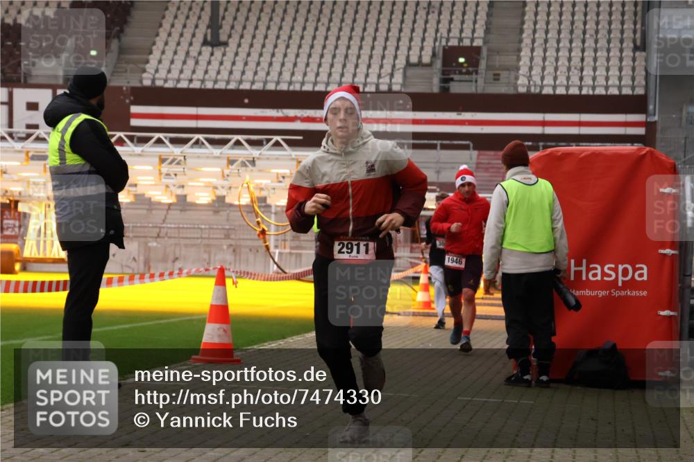 08.12.2024 - St. Pauli X-Mass-Run No. 14 Yannick Fuchs http://msf.ph/oto/7474330 08.12.2024 09:55:52 Ziel 415, 438, 1946, 2911, 3094 meine-sportfotos.de