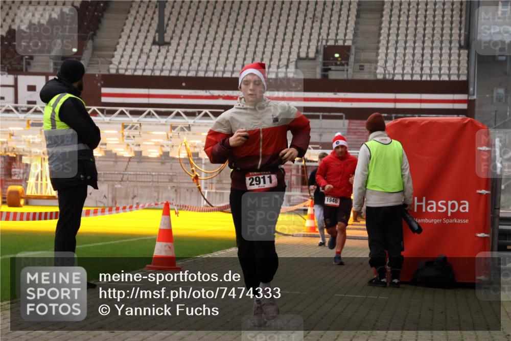 08.12.2024 - St. Pauli X-Mass-Run No. 14 Yannick Fuchs http://msf.ph/oto/7474333 08.12.2024 09:55:53 Ziel 415, 438, 1946, 2911, 3094 meine-sportfotos.de