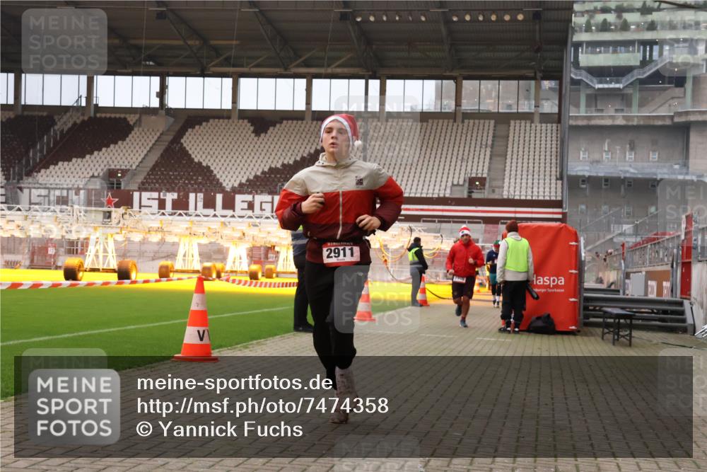 08.12.2024 - St. Pauli X-Mass-Run No. 14 Yannick Fuchs http://msf.ph/oto/7474358 08.12.2024 09:55:54 Ziel 415, 438, 1946, 2911, 3094 meine-sportfotos.de