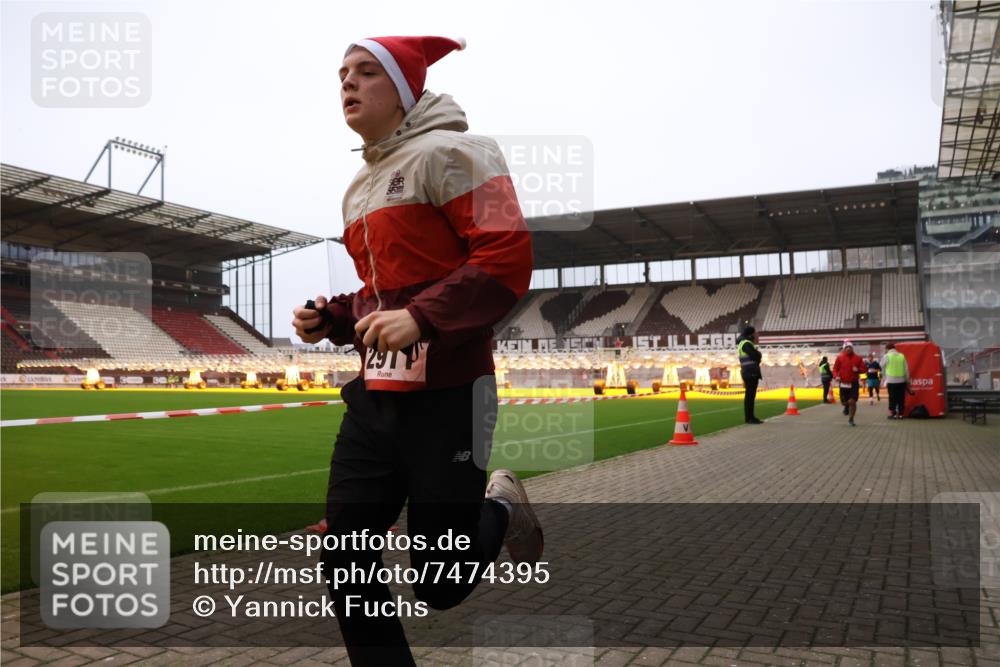 08.12.2024 - St. Pauli X-Mass-Run No. 14 Yannick Fuchs http://msf.ph/oto/7474395 08.12.2024 09:55:55 Ziel 415, 438, 1946, 2911, 3094 meine-sportfotos.de