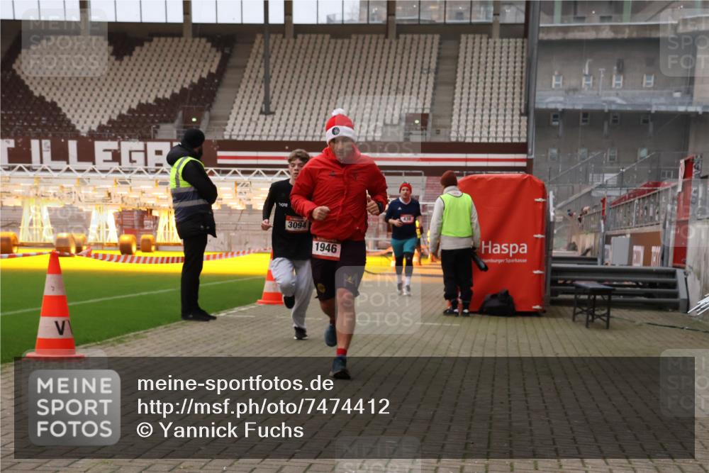 08.12.2024 - St. Pauli X-Mass-Run No. 14 Yannick Fuchs http://msf.ph/oto/7474412 08.12.2024 09:55:57 Ziel 415, 438, 1946, 2911, 3094 meine-sportfotos.de