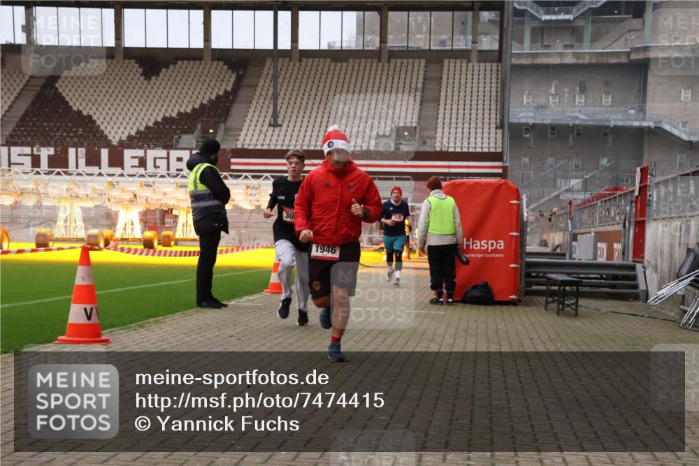 08.12.2024 - St. Pauli X-Mass-Run No. 14 Yannick Fuchs http://msf.ph/oto/7474415 08.12.2024 09:55:57 Ziel 415, 438, 1946, 2911, 3094 meine-sportfotos.de