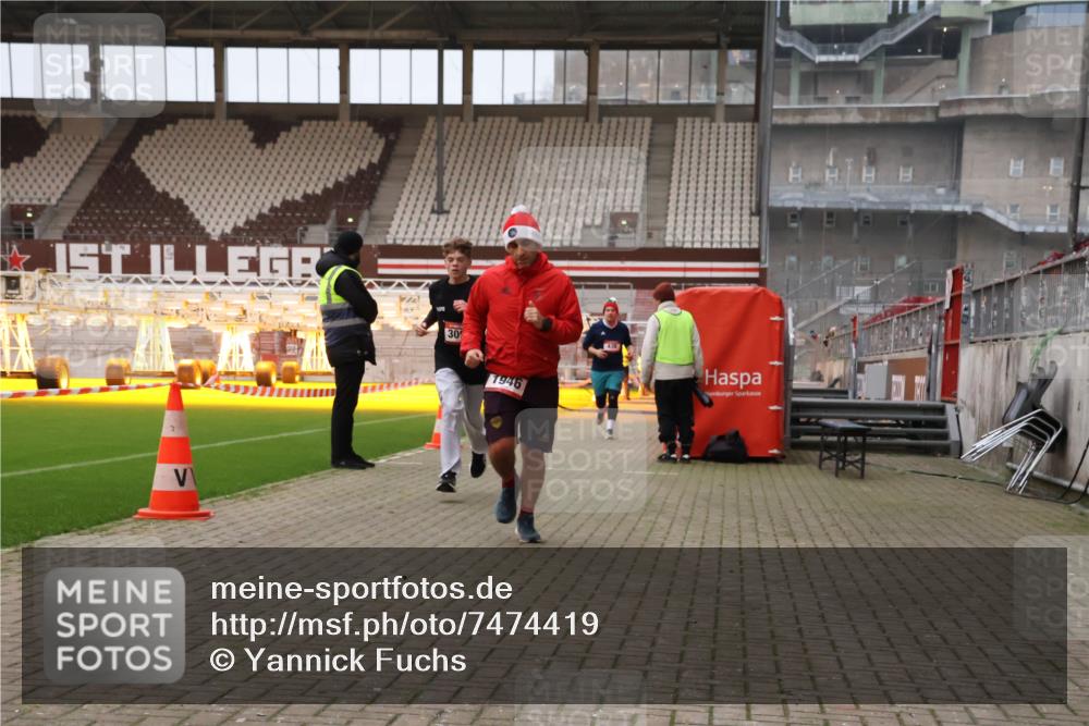 08.12.2024 - St. Pauli X-Mass-Run No. 14 Yannick Fuchs http://msf.ph/oto/7474419 08.12.2024 09:55:57 Ziel 415, 438, 1946, 2911, 3094 meine-sportfotos.de