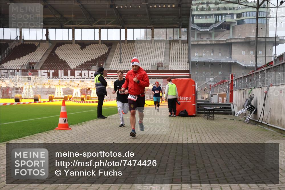 08.12.2024 - St. Pauli X-Mass-Run No. 14 Yannick Fuchs http://msf.ph/oto/7474426 08.12.2024 09:55:57 Ziel 415, 438, 1946, 2911, 3094 meine-sportfotos.de