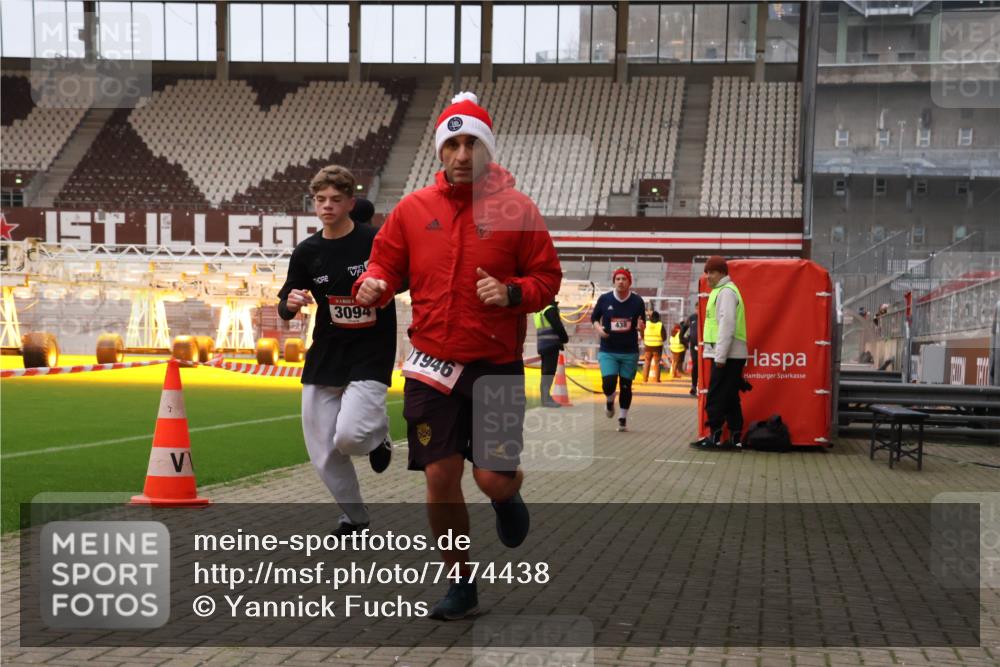 08.12.2024 - St. Pauli X-Mass-Run No. 14 Yannick Fuchs http://msf.ph/oto/7474438 08.12.2024 09:55:58 Ziel 415, 438, 1946, 2911, 3094 meine-sportfotos.de
