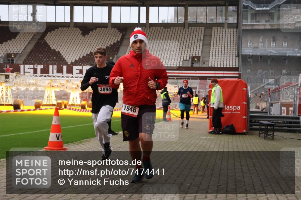 08.12.2024 - St. Pauli X-Mass-Run No. 14 Yannick Fuchs http://msf.ph/oto/7474441 08.12.2024 09:55:58 Ziel 415, 438, 1946, 2911, 3094 meine-sportfotos.de