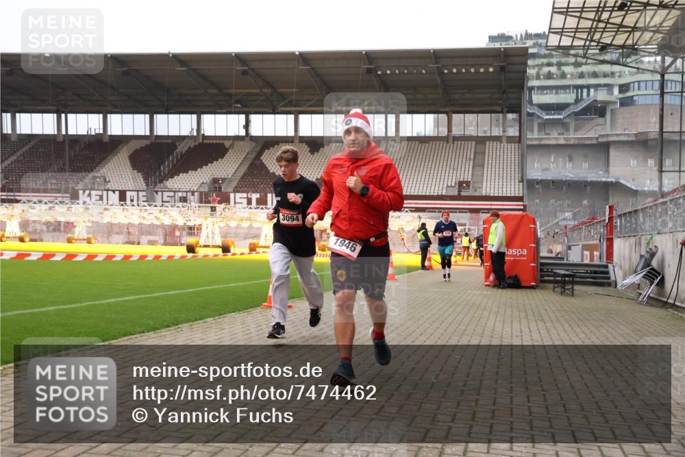 08.12.2024 - St. Pauli X-Mass-Run No. 14 Yannick Fuchs http://msf.ph/oto/7474462 08.12.2024 09:55:59 Ziel 415, 438, 1852, 1946, 2911, 3094 meine-sportfotos.de