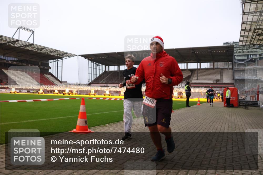 08.12.2024 - St. Pauli X-Mass-Run No. 14 Yannick Fuchs http://msf.ph/oto/7474480 08.12.2024 09:55:59 Ziel 415, 438, 1852, 1946, 2911, 3094 meine-sportfotos.de