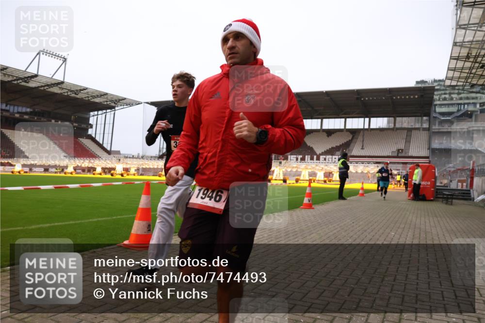 08.12.2024 - St. Pauli X-Mass-Run No. 14 Yannick Fuchs http://msf.ph/oto/7474493 08.12.2024 09:56:00 Ziel 415, 438, 1852, 1946, 2911, 3094 meine-sportfotos.de