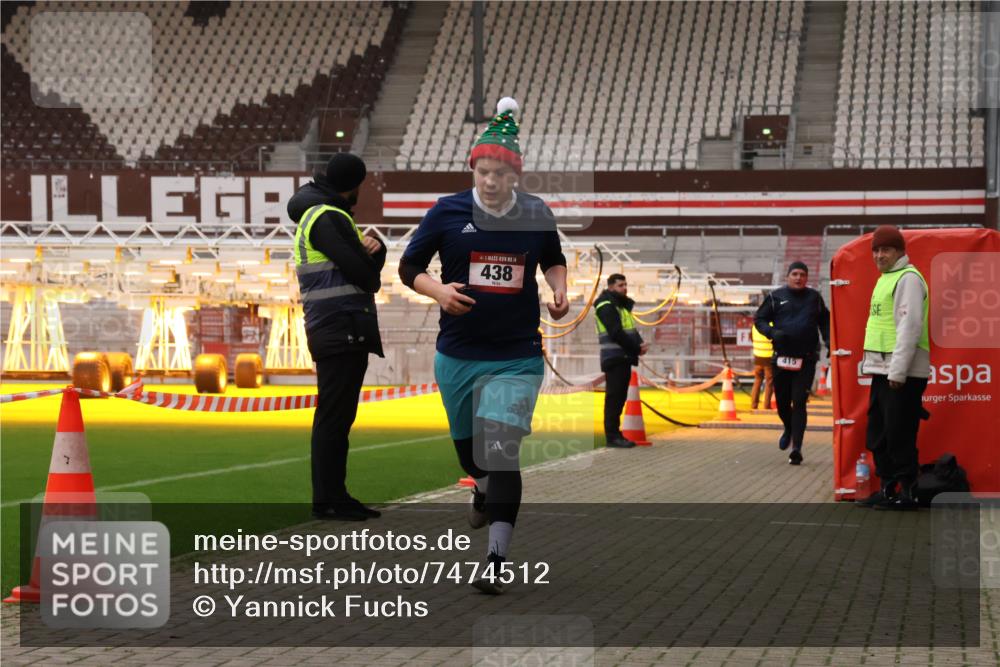 08.12.2024 - St. Pauli X-Mass-Run No. 14 Yannick Fuchs http://msf.ph/oto/7474512 08.12.2024 09:56:02 Ziel 415, 438, 1852, 1946, 3094 meine-sportfotos.de