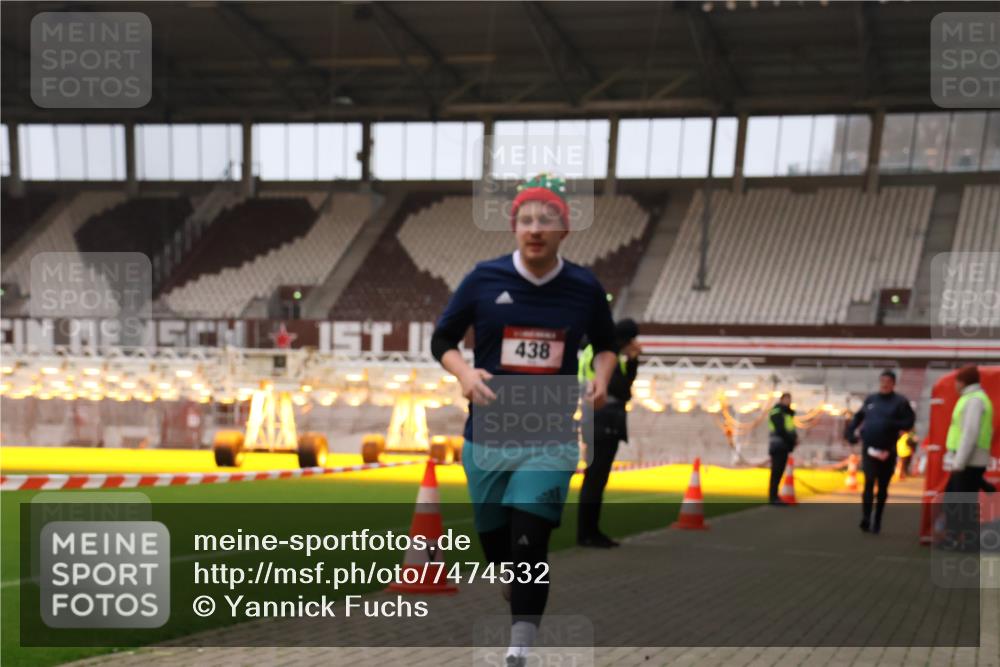 08.12.2024 - St. Pauli X-Mass-Run No. 14 Yannick Fuchs http://msf.ph/oto/7474532 08.12.2024 09:56:03 Ziel 415, 438, 1852, 1946, 3094 meine-sportfotos.de