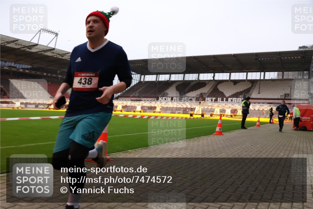 08.12.2024 - St. Pauli X-Mass-Run No. 14 Yannick Fuchs http://msf.ph/oto/7474572 08.12.2024 09:56:05 Ziel 415, 438, 1852, 1946, 3261 meine-sportfotos.de