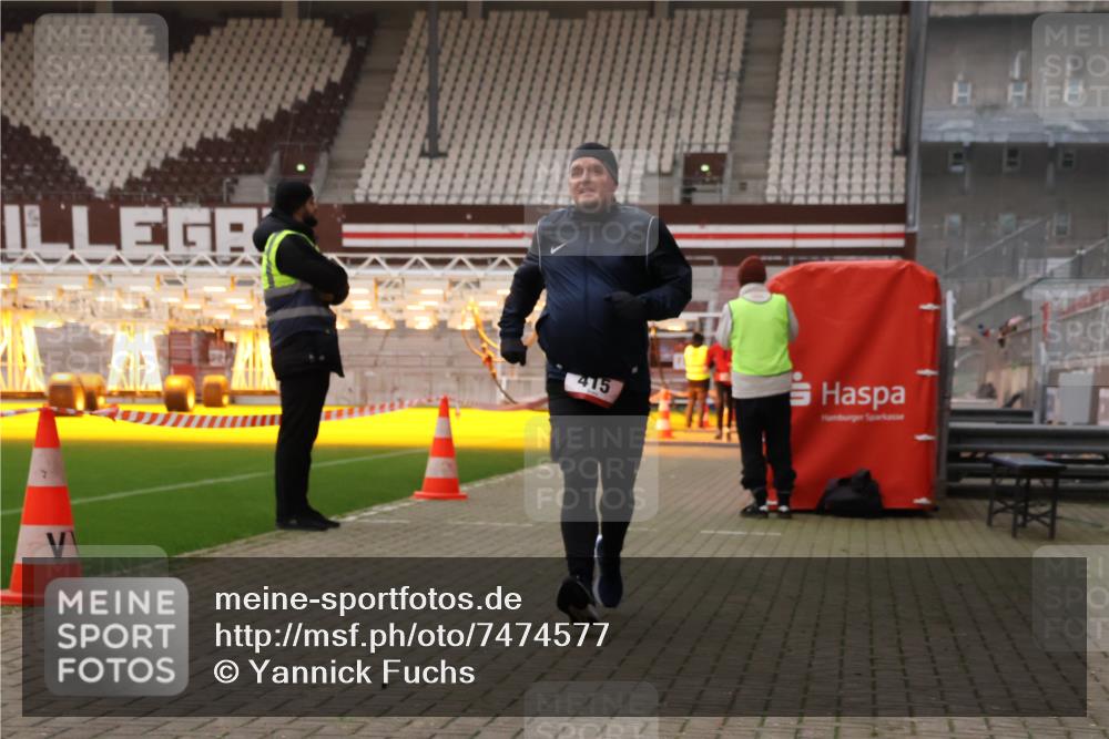 08.12.2024 - St. Pauli X-Mass-Run No. 14 Yannick Fuchs http://msf.ph/oto/7474577 08.12.2024 09:56:07 Ziel 415, 438, 1852, 3256, 3261 meine-sportfotos.de