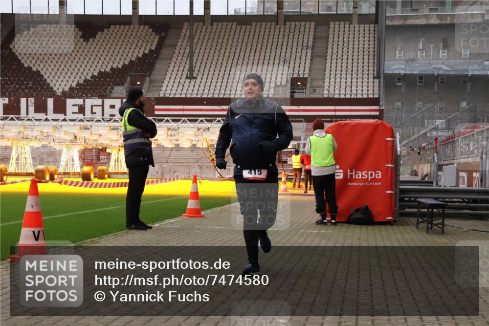 08.12.2024 - St. Pauli X-Mass-Run No. 14 Yannick Fuchs http://msf.ph/oto/7474580 08.12.2024 09:56:07 Ziel 415, 438, 1852, 3256, 3261 meine-sportfotos.de