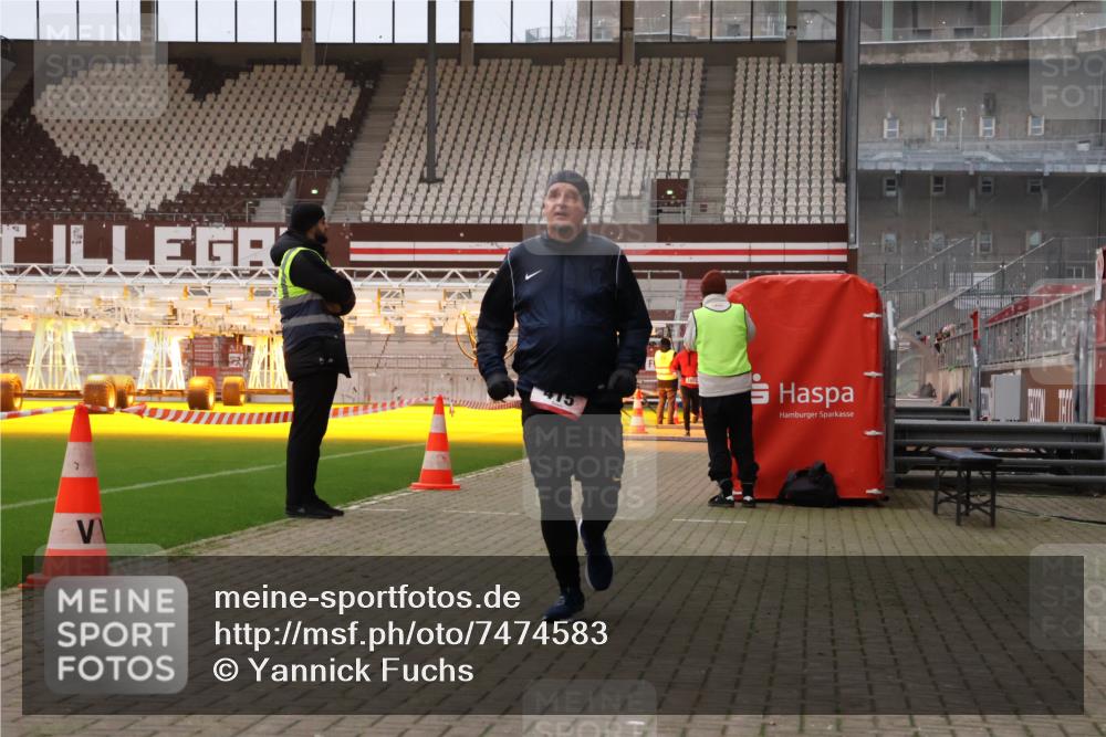 08.12.2024 - St. Pauli X-Mass-Run No. 14 Yannick Fuchs http://msf.ph/oto/7474583 08.12.2024 09:56:07 Ziel 415, 438, 1852, 3256, 3261 meine-sportfotos.de