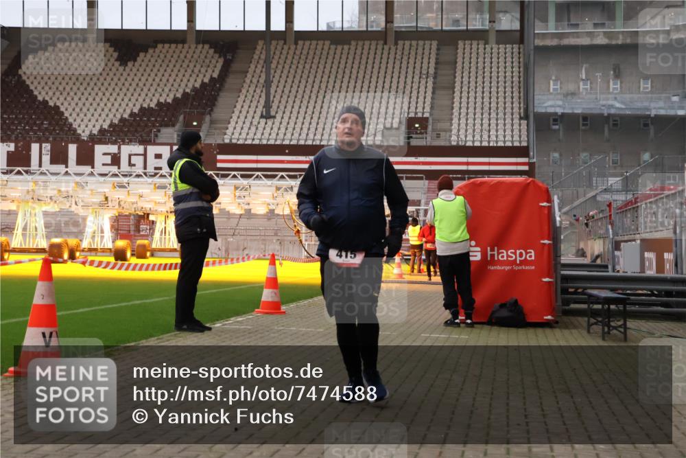 08.12.2024 - St. Pauli X-Mass-Run No. 14 Yannick Fuchs http://msf.ph/oto/7474588 08.12.2024 09:56:07 Ziel 415, 438, 1852, 3256, 3261 meine-sportfotos.de