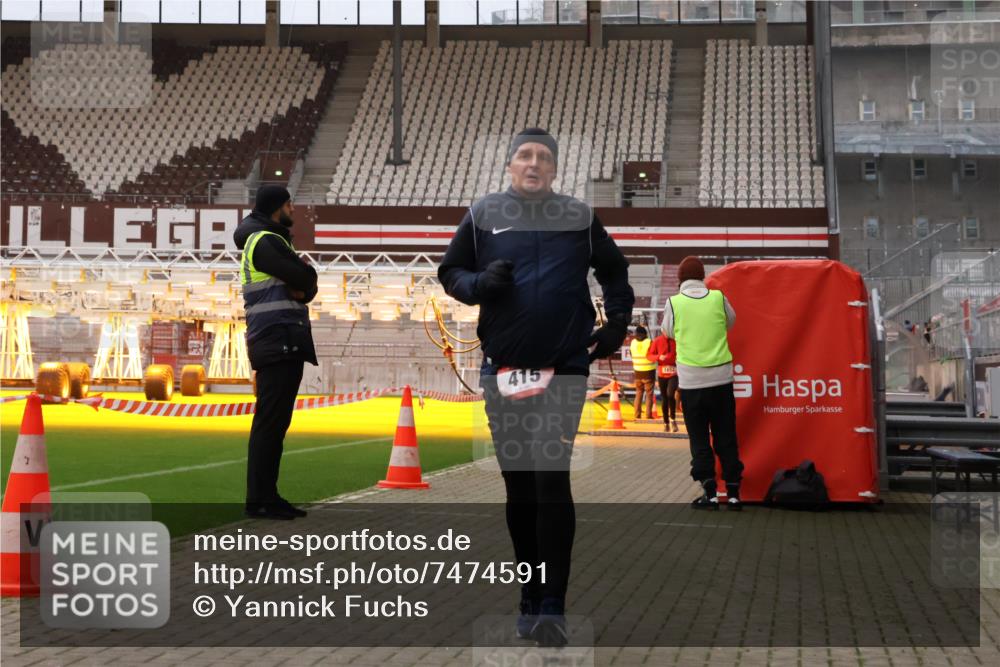 08.12.2024 - St. Pauli X-Mass-Run No. 14 Yannick Fuchs http://msf.ph/oto/7474591 08.12.2024 09:56:07 Ziel 415, 438, 1852, 3256, 3261 meine-sportfotos.de